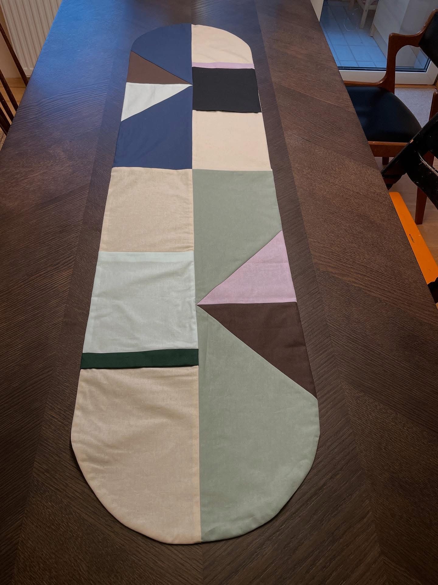 table runner oval 150 €