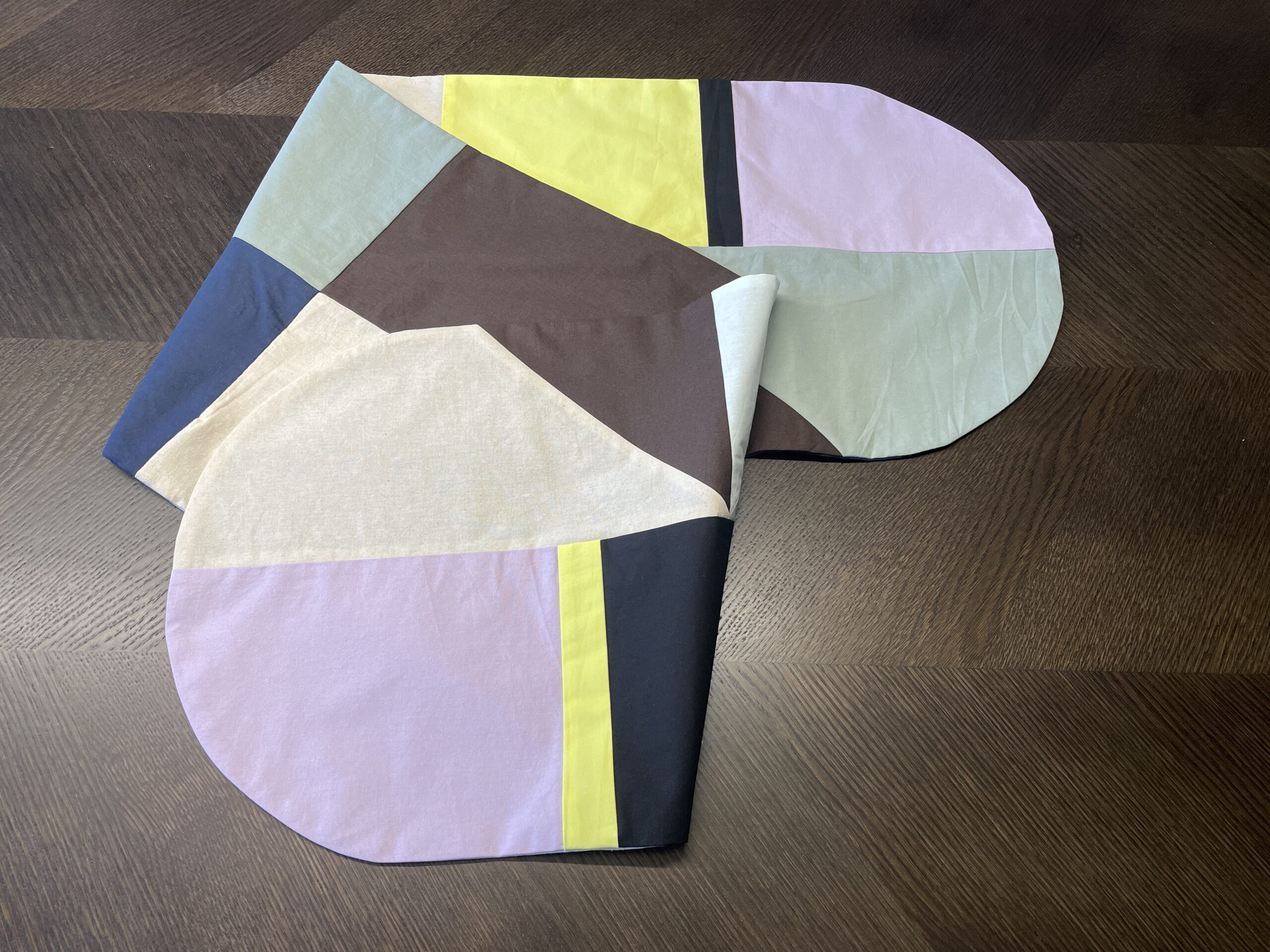 35 x 150 cm. tablerunner 150 €