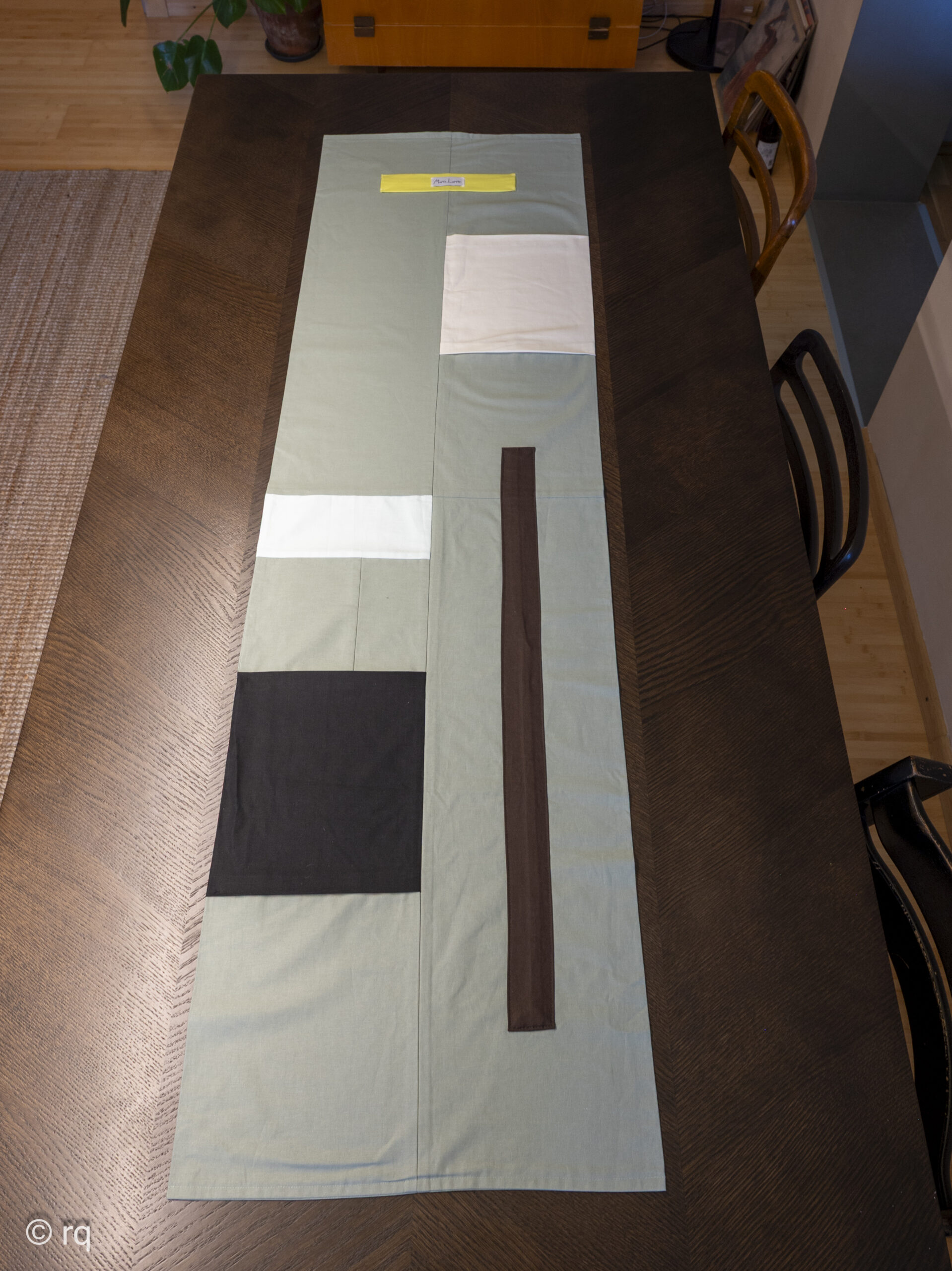 Table runner square shaped 150 €